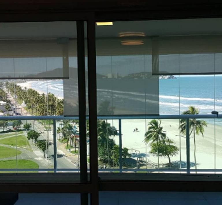 Persianas rolô em sacada envidraçada